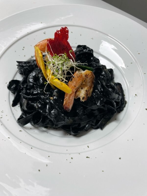 Pasta con calamar en su tinta